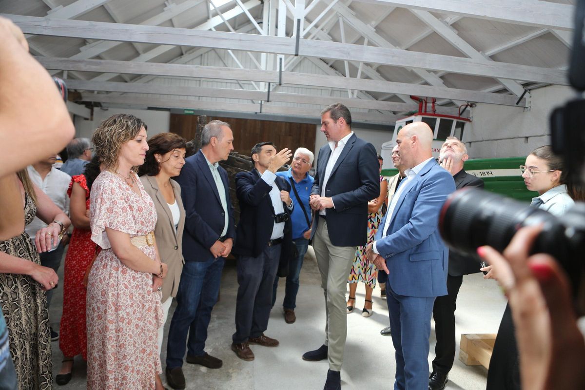 Manuel Touza, del CIS Madeira-Galicia explica la combinación de madera de eucalipto y pino tea en una de las naves.