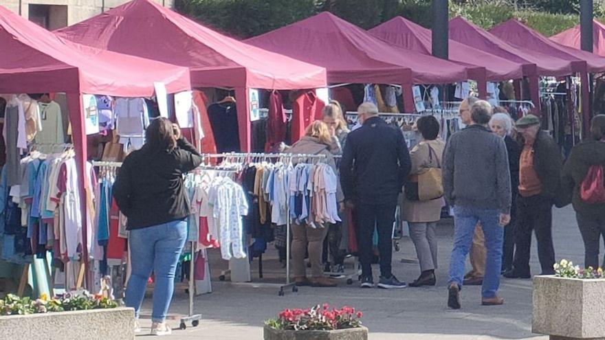 Los comerciantes del Val Miñor sacan sus stocks de invierno a la calle en una feria