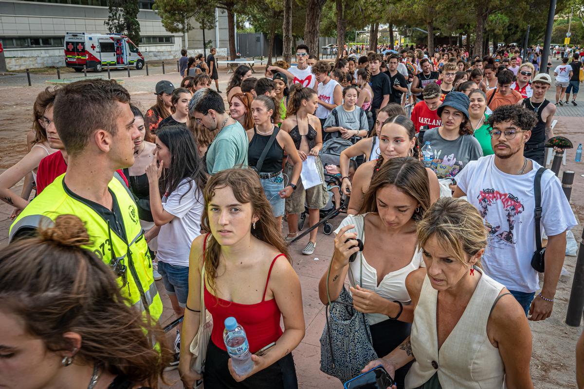 Ambiente en la cola antes del concierto de Rosalía