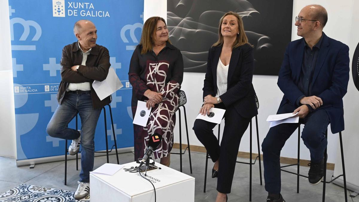 Romero, Ortiz, Sánchez e Lorenzo (e-d), na rolda de prensa dos premios de poesía Évame Oroza.