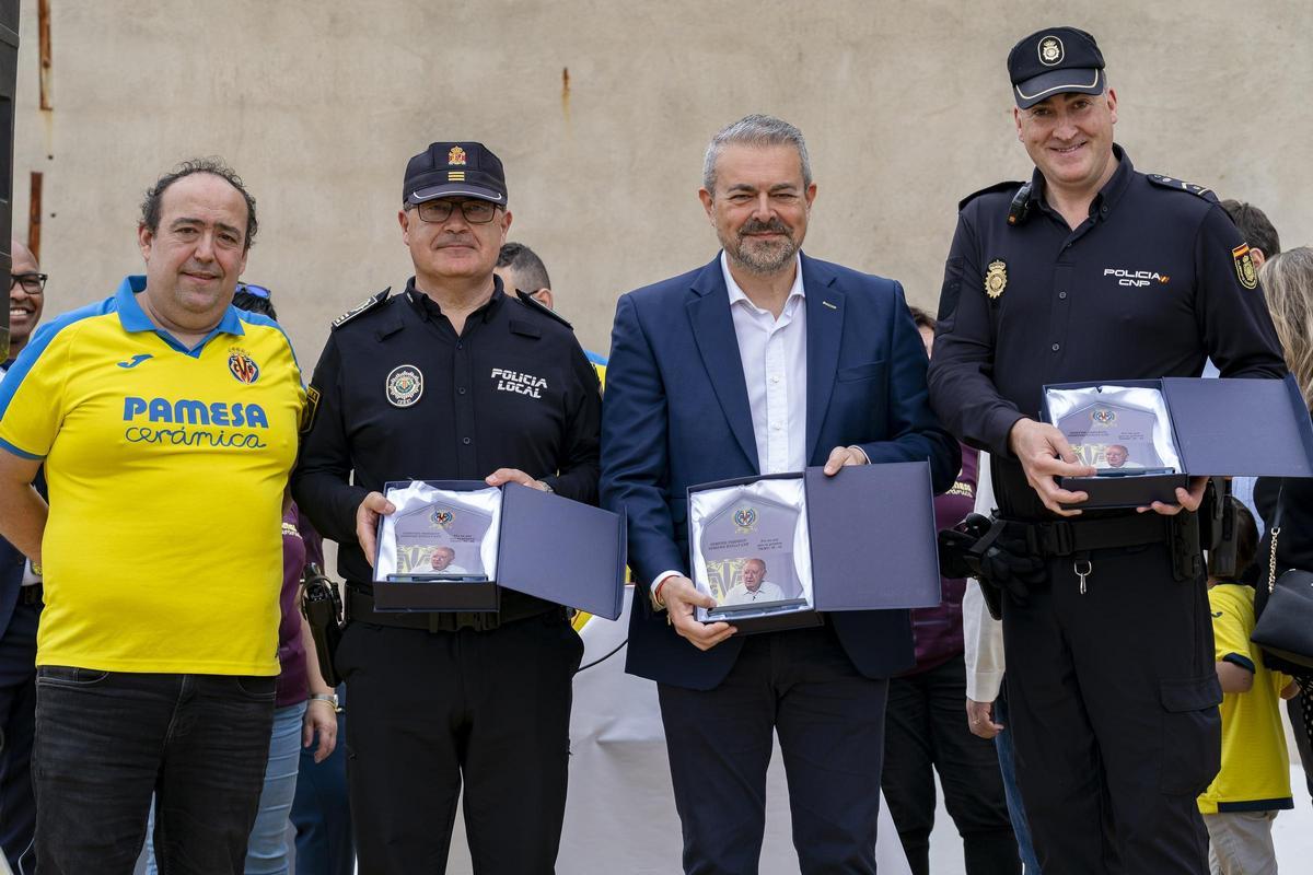 Manolo Casarrubio, director de operaciones del club; Sergio Botía, coordinador de Policía Nacional; y Ramón Martínez, coordinador de Policía Local, recibieron los premios J.M. Llaneza.