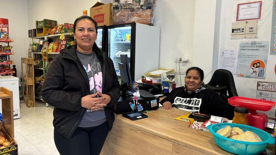 Las hondureñas Bárbara Martínez y Selina Posada, en su tienda de Vegadeo.