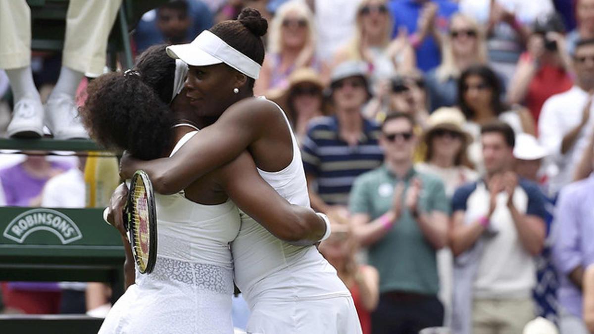 Serena (izquierda) y Venus Williams se abrazan tras el partido de octavos de final de Wimbledon, que ha acabado con victoria de la menor de las hermanas