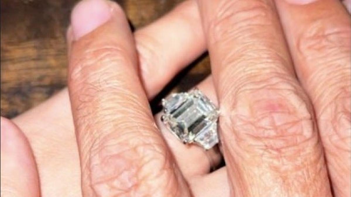 Marc Anthony enseña el anillo de compromiso de Nadia Ferreira y el tatuaje que dedicó a Jennifer Lopez