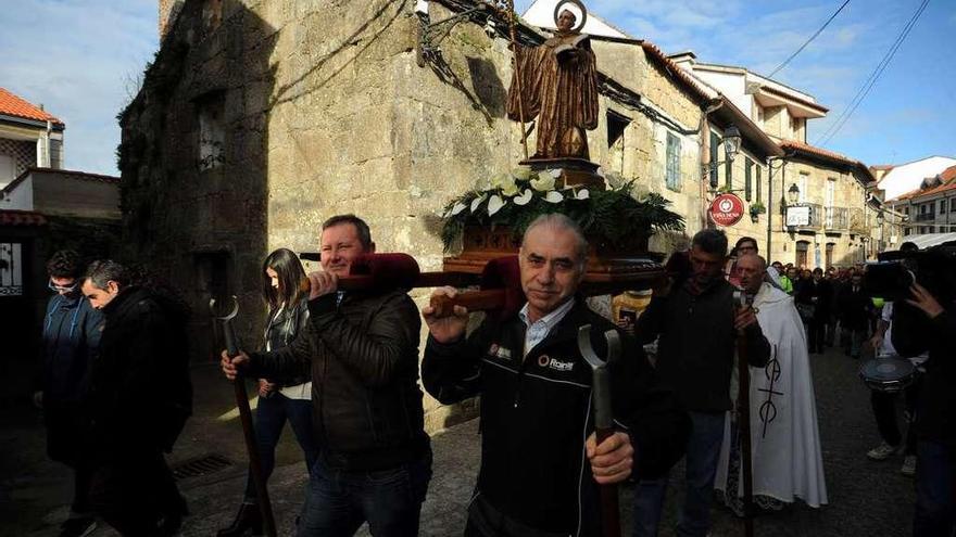 Un momento de la procesión de San Amaro celebrada el pasado año.  // Iñaki Abella