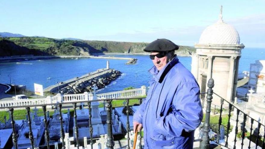 Una mujer pasa ante la basílica de Cangas del Narcea. / juan plaza