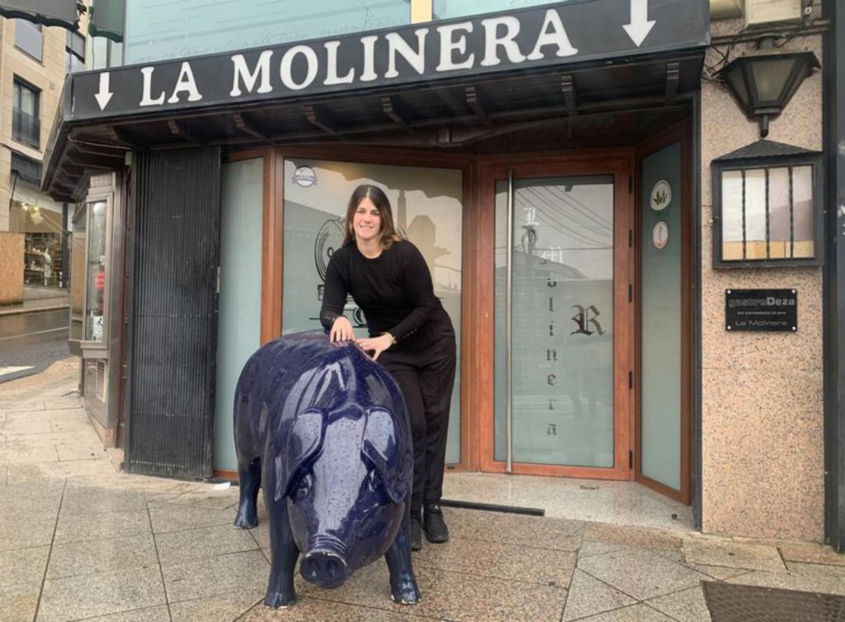 Ana López, cun porquiño do Mes do Cocido. |  Bernabé