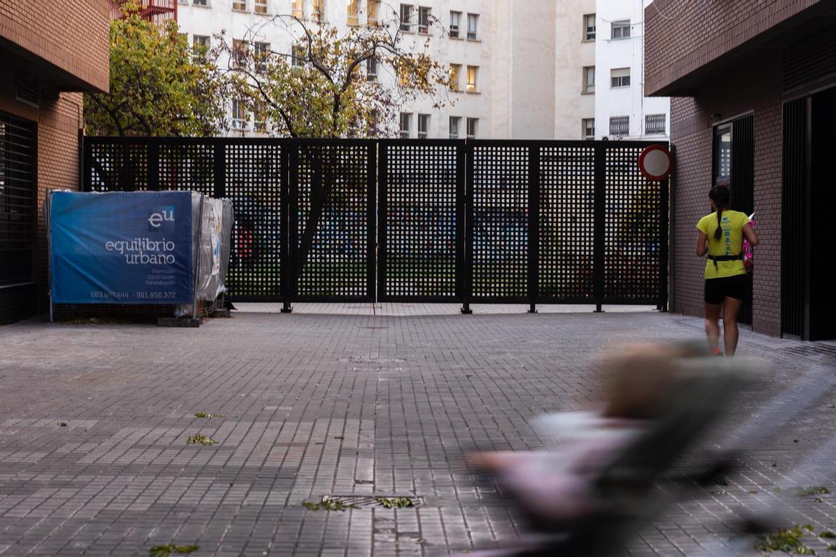 Una de las dos verjas que impiden el tránsito al interior de la parcela
