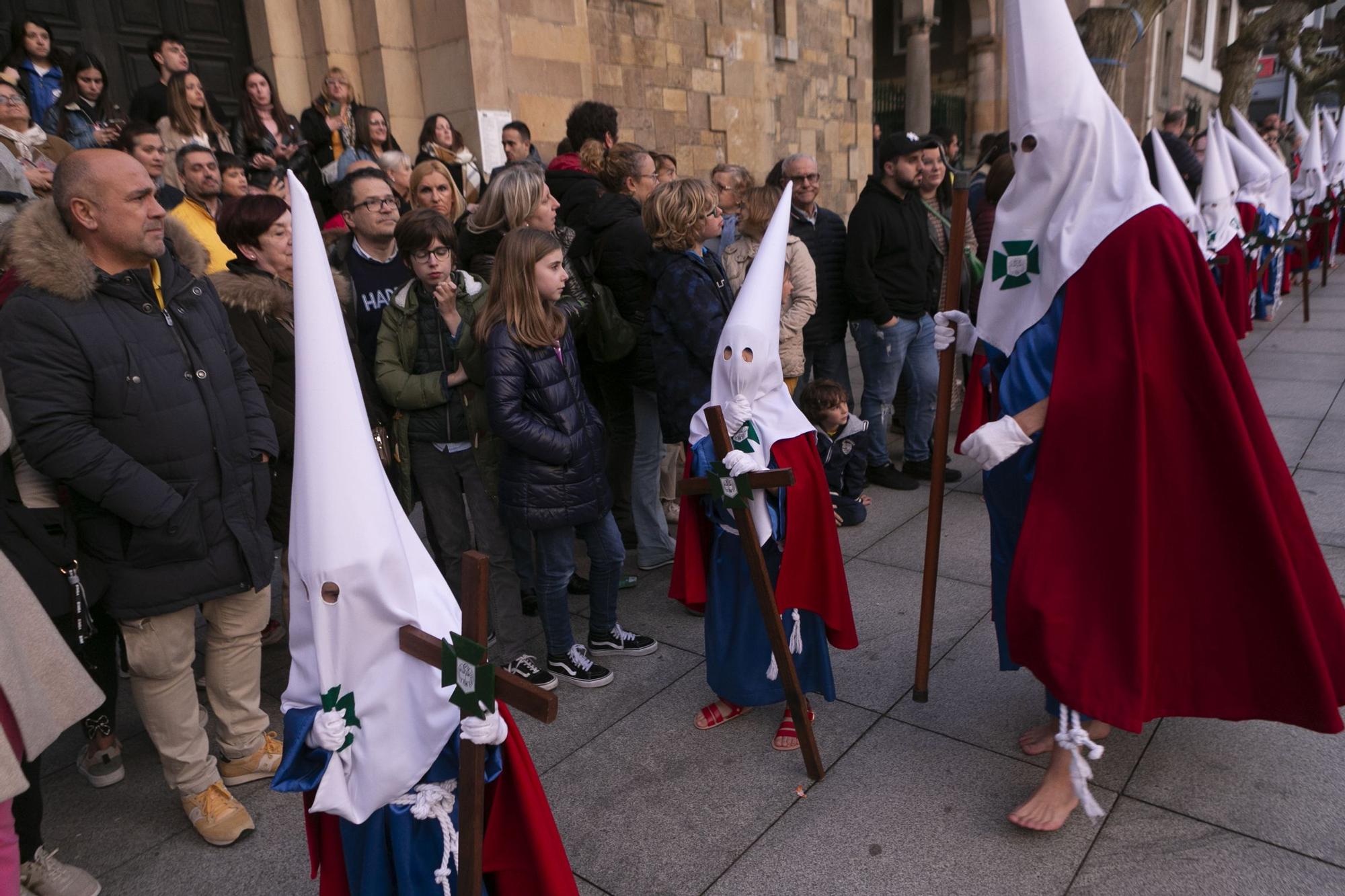 EN IMÁGENES: Así fue la procesión del Encuentro en Avilés