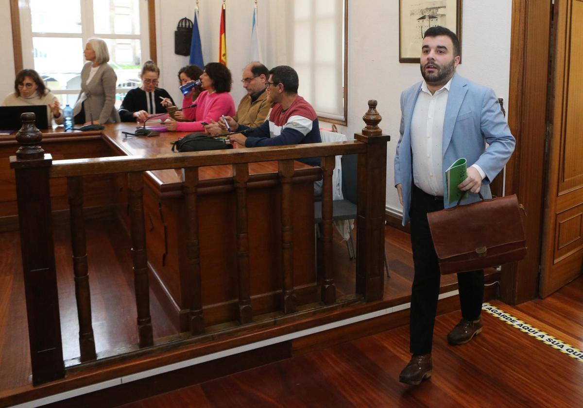 Daniel Chapela abandona el salón de plenos de Bueu al acabar el pleno de ayer.