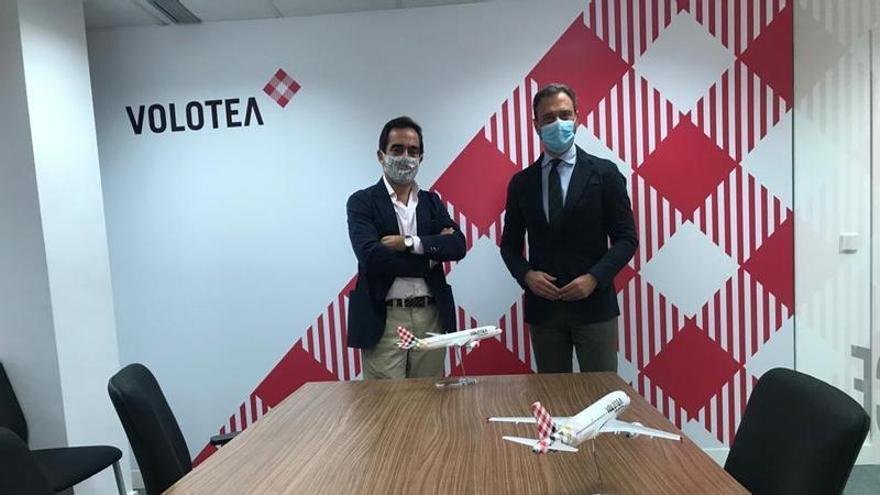 El consejero de Presidencia, Turismo y Deportes se reúne con el consejero delegado de Volotea