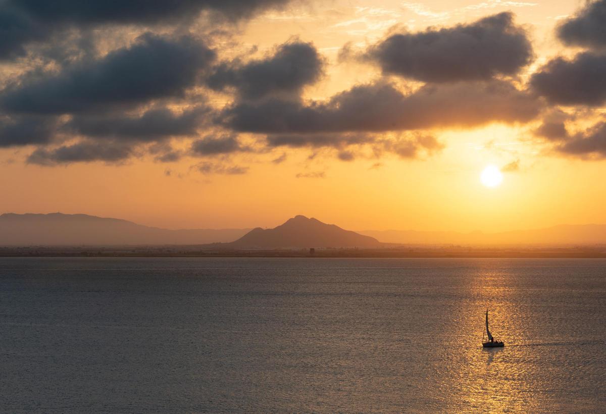 Cálidas, calmadas y poco profundas. Así son las aguas del Mar Menor.