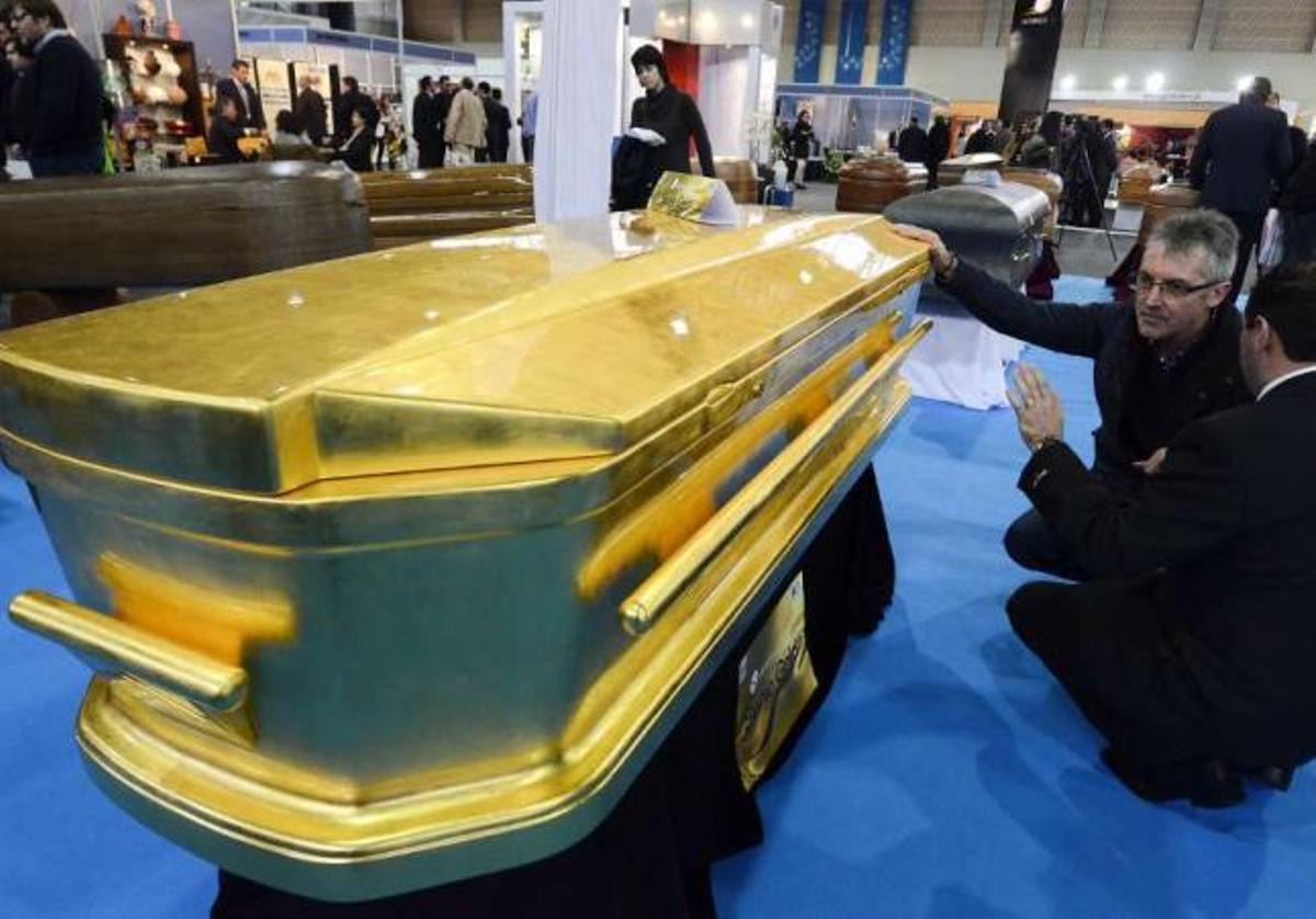 Ourense ofrece ataúdes de oro, plata, piedra  y con relieves artísticos para entierros de lujo