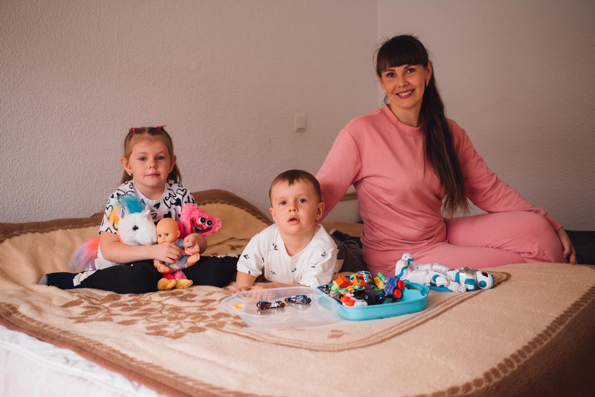 Karolina y Petro, junto a su madre, Iryna.