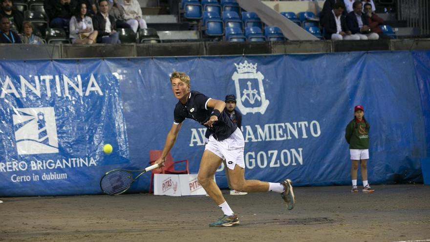 Edas Butvilas, el lituano que entusiasmó en su debut, vuelve al Tenis Playa de Luanco