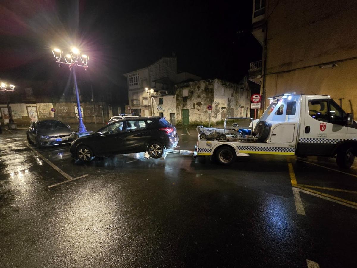 Retirada de vehículos en la zona del mercado ambulante de Vilagarcía durante el montaje de los puestos. Retirada de vehículos en la zona del mercado ambulante de Vilagarcía durante el montaje de los puestos.