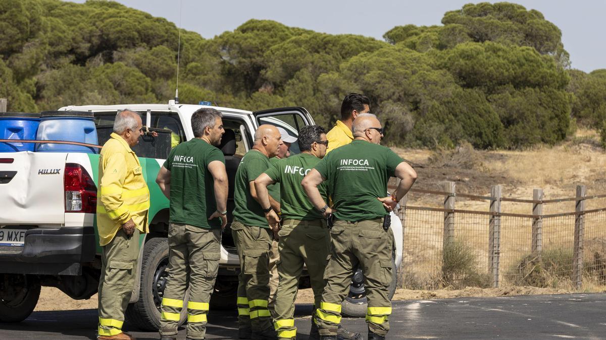Un retén de bomberos del Infoca trabaja en incendio en Doñana este martes.