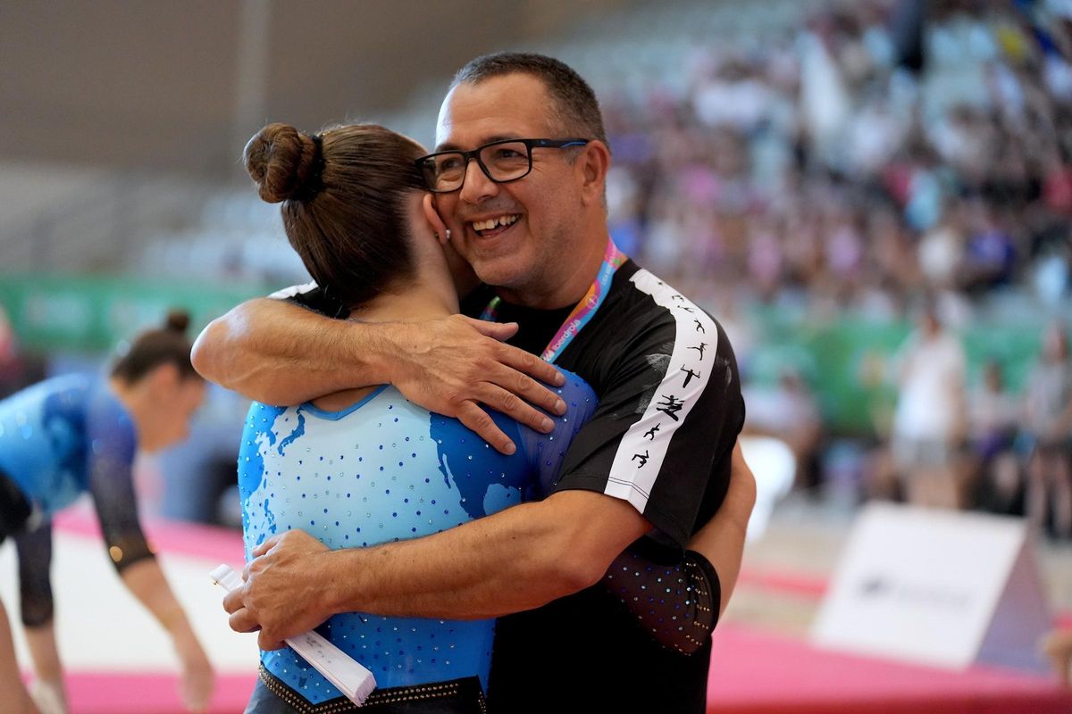 L'entrenador Xavier Casimiro abraça Laia Font