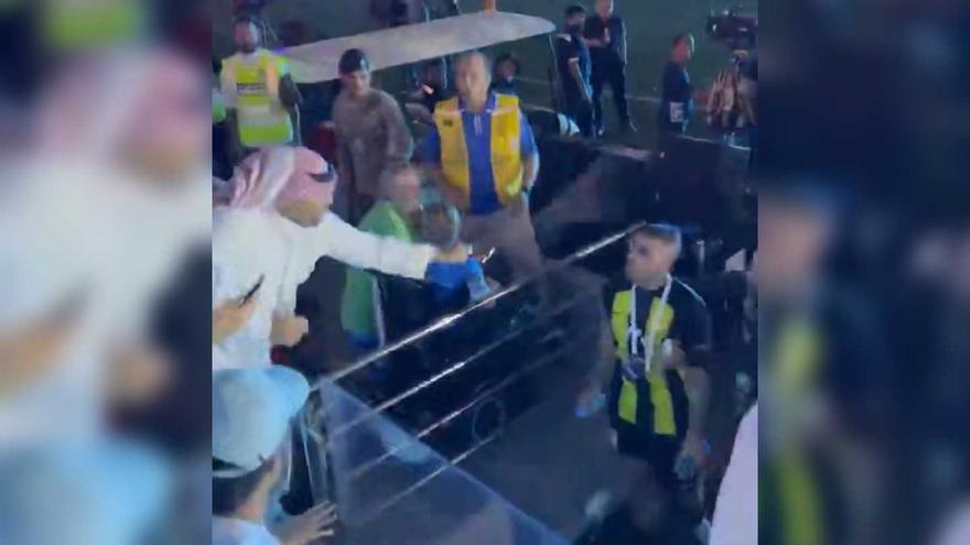 Vídeo | Un seguidor ataca a fuetades un jugador a la Supercopa d&#039;Aràbia Saudita