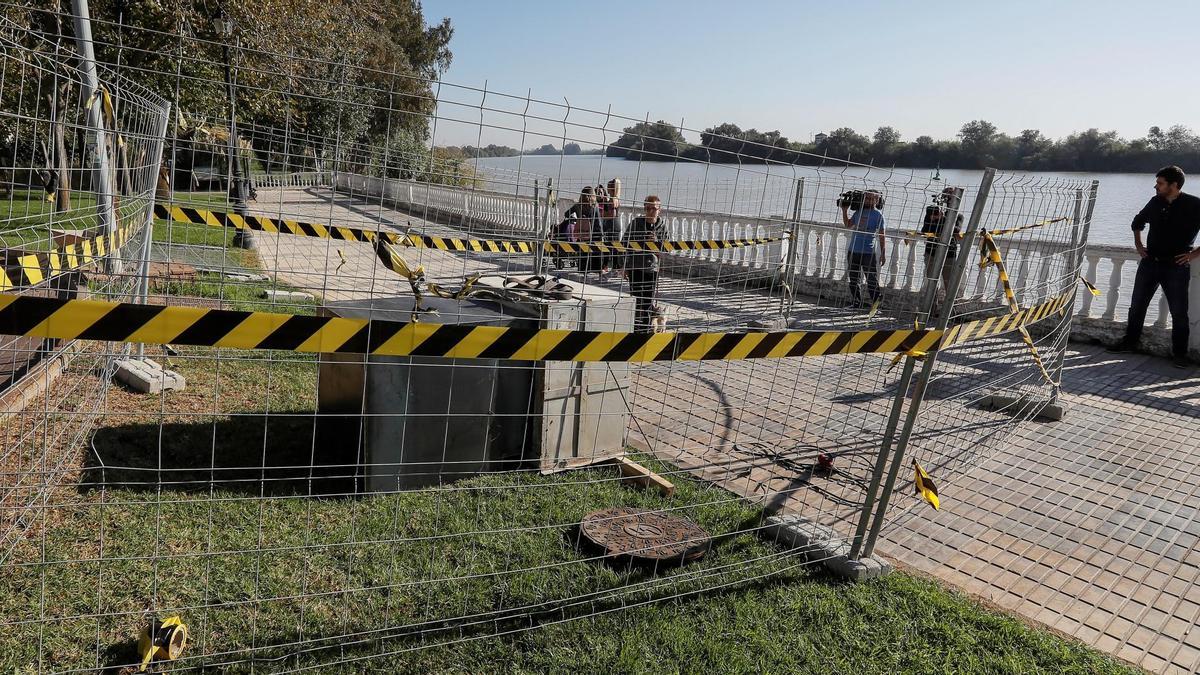 Extractor instalado por operarios del Ayuntamiento de Coria del Río conectado a la boca de una alcantarilla para evacuar gases