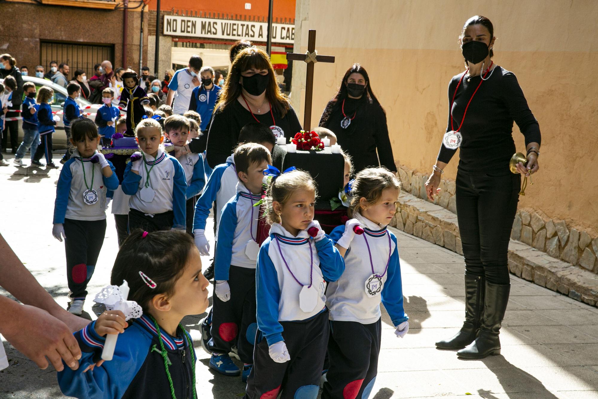 Alumnos de 3 a 16 años del colegio Jesús-María de Villafranqueza sacan seis tronos en procesión