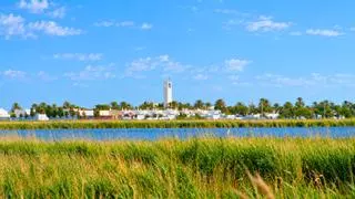 El pueblo ideal junto al mar para recorrer a pie y comer "el mejor arroz de España"