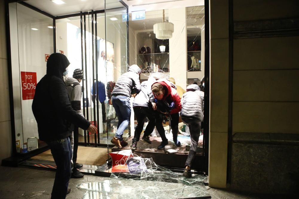 Disturbios y saqueos en las protestas por Pablo Hasél en Barcelona.