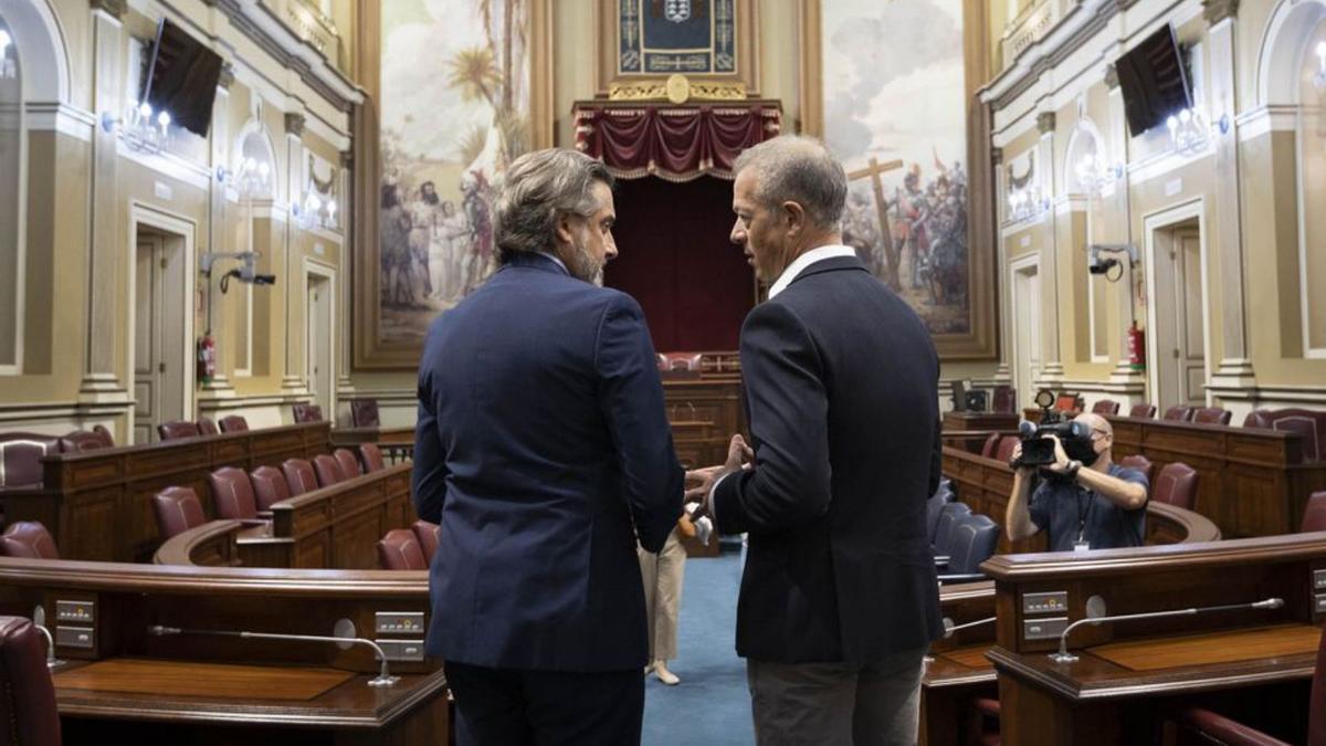 Gustavo Matos y Ander Gil en el Parlamento de Canarias.