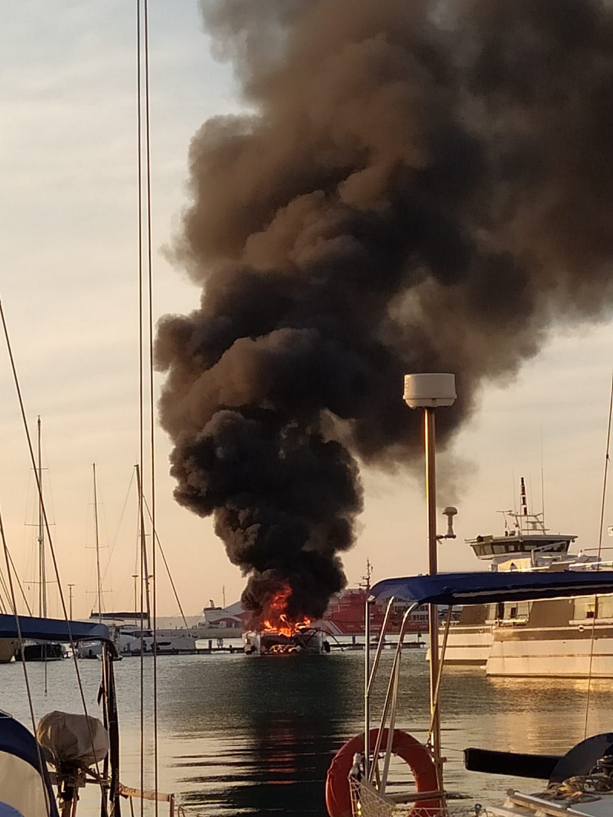 Arde un catamarán en el puerto de Palma