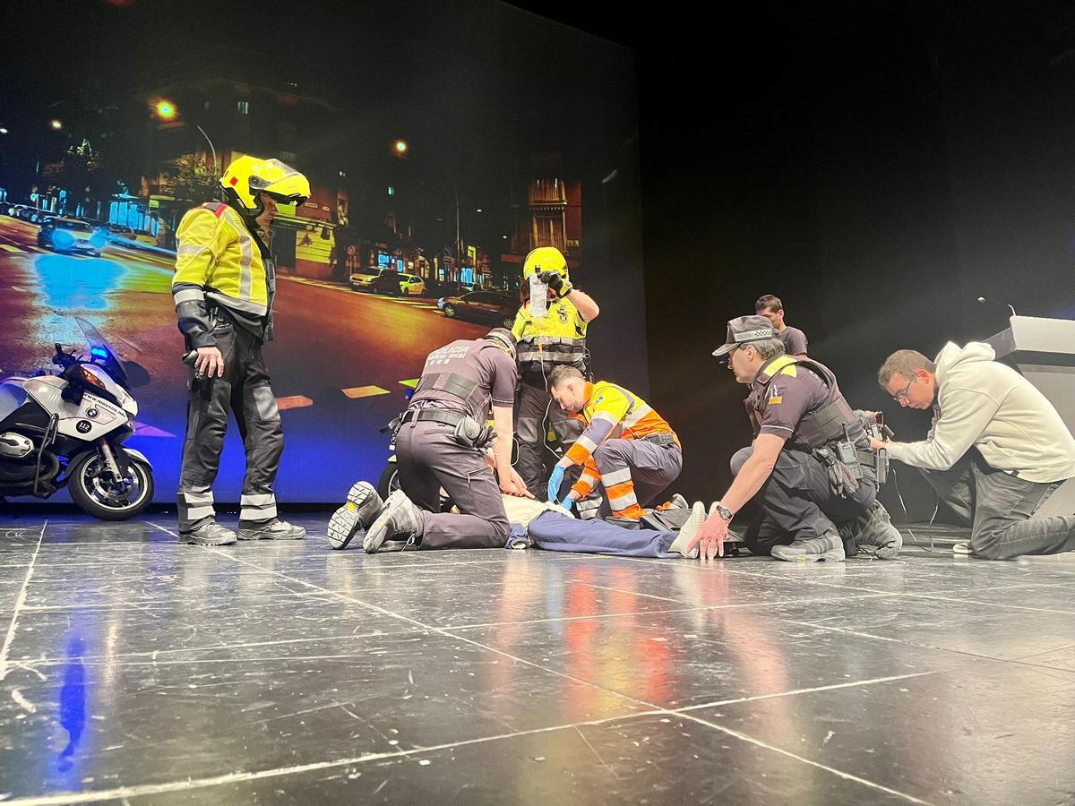 Un moment de la simulació d'atenció a un accident dalt l'escenari del Teatre Conservatori