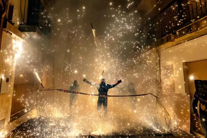 La tradicional cordà pone el componente pirotécnico como seña de identidad valenciana en Finestrat