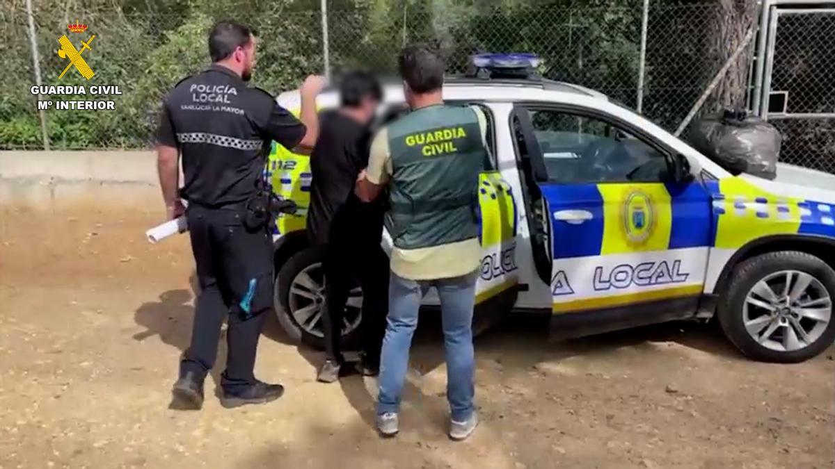 Policía Local y Guardia Civil durante la detención de la sospechosa