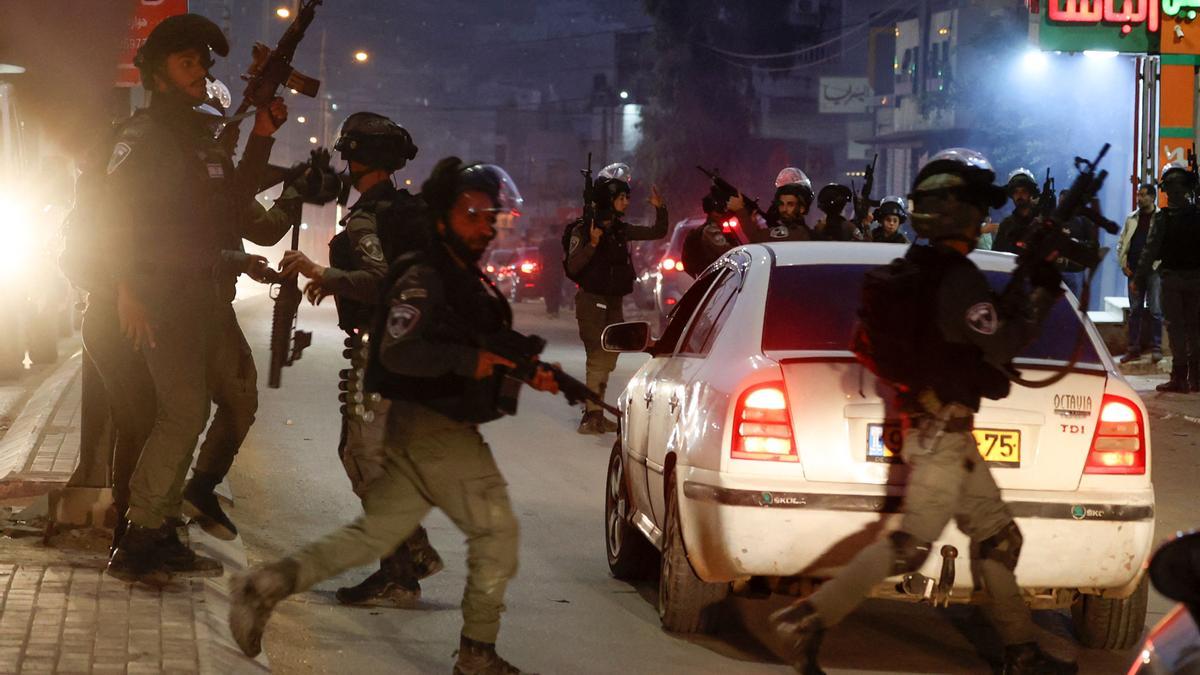Fuerzas israelíes se despliegan tras el incidente en que un joven palestino fue abatido.