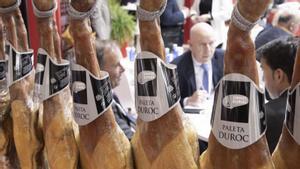 Pernils en un estand de la fira Alimentaria, en l’edició del 2022. | FERRAN NADEU