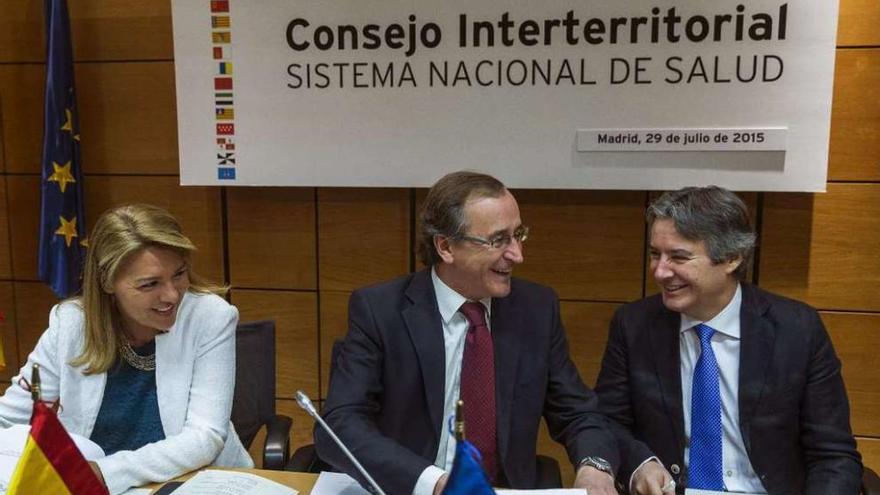 El ministro de Sanidad, Alfonso Alonso (en el centro), ayer, en el Consejo Interterritorial de Salud.