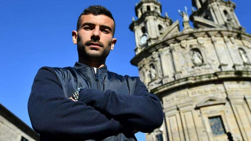 José García posa ante el santuario de la Peregrina, contento en su nueva ciudad. // Gustavo Santos