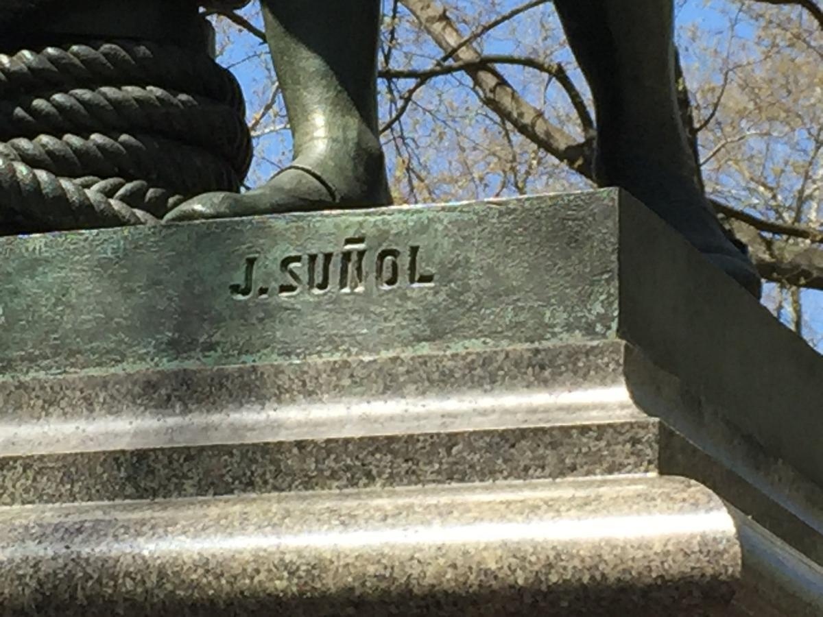 La firma de Suñol, el encargado de la escultura de Colón en Madrid y su réplica en Nueva York