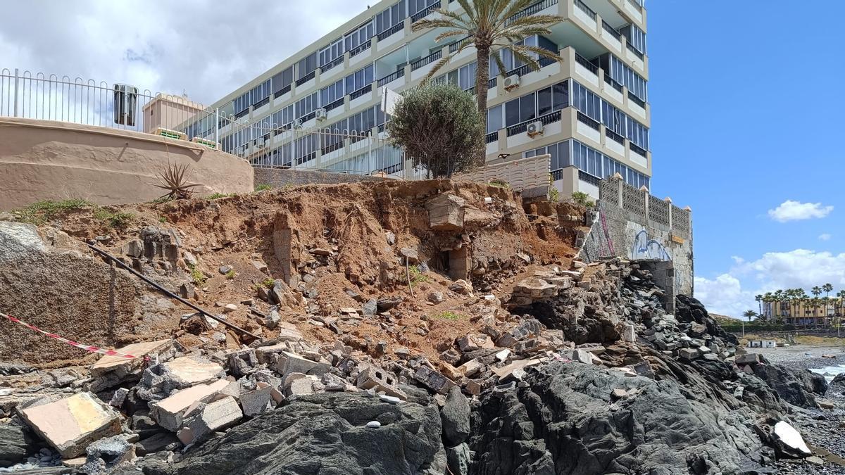 Estado actual del muro caído en Playa del Águila, en el municipio de San Bartolomé de Tirajana.