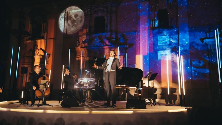 El concierto &#039;A la lluna de València&#039; hace vibrar la Plaza de la Virgen