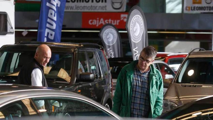 Dos asistentes a la feria Stock Auto, ayer, en La Magdalena.