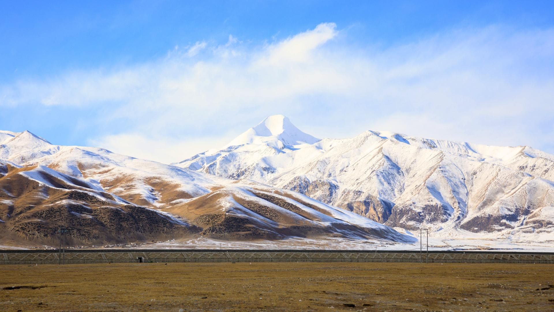 A lo largo de la meseta tibetana, el ferrocarril más alto del mundo recorre paisajes imposibles.