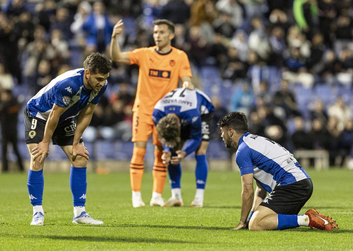 Coscia, Alvarito y Samu Vázquez lamentan la única ocasión clara fallada por el Hércules en 90 minutos.