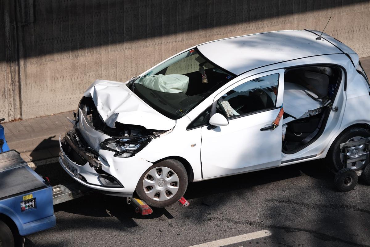 Caos de tráfico por un accidente en la Ronda de Dalt