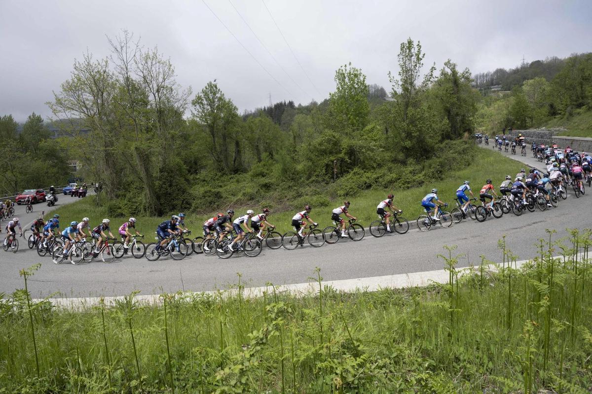 Potenza (Italy), 13/05/2022.- The peloton is on the way during the 7th stage of the 105th Giro d’Italia cycling tour over 196km from Diamante to Potenza, Italy, 13 May 2022. (Ciclismo, Italia) EFE/EPA/MAURIZIO BRAMBATTI