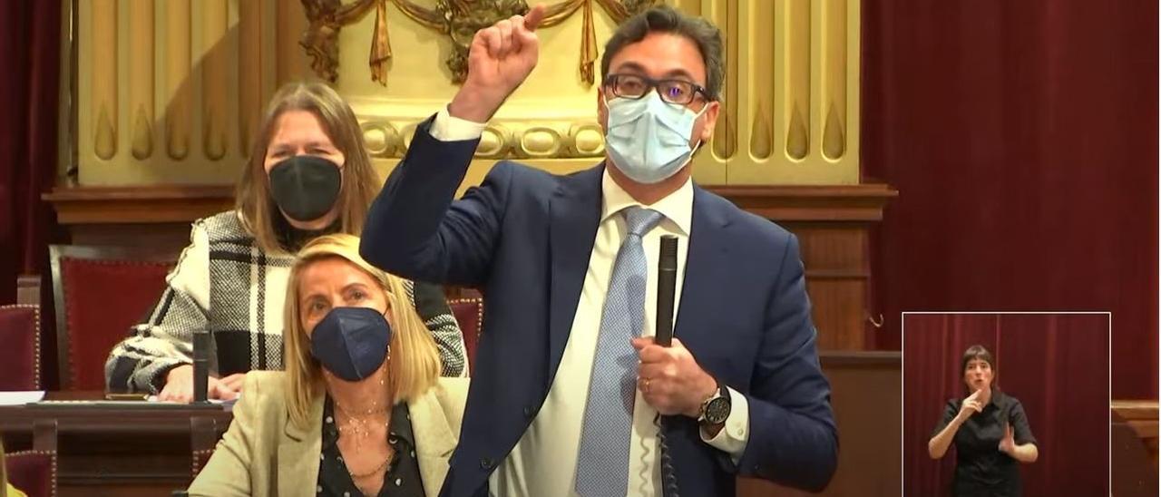 El diputado ibicenco del PP Toni Costa, durante su intervención en el Parlament balear.