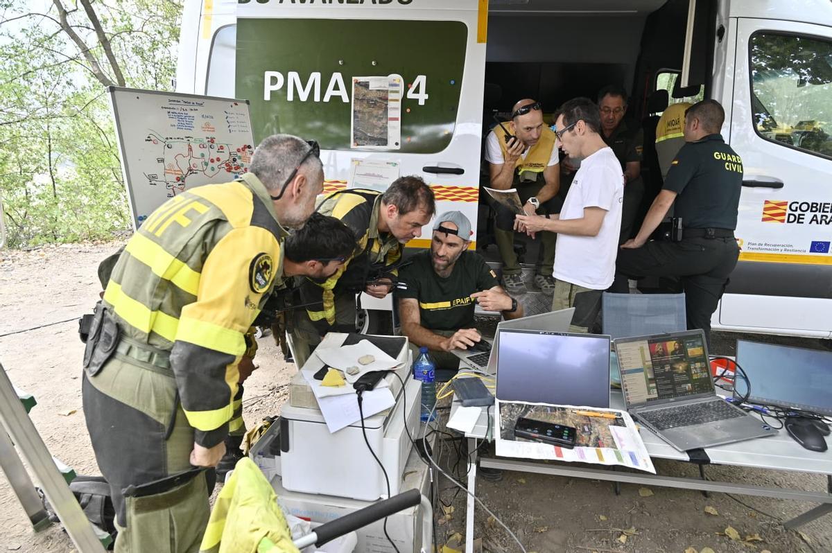 Bomberos del operativo Infoar en el puesto de mando avanzado.