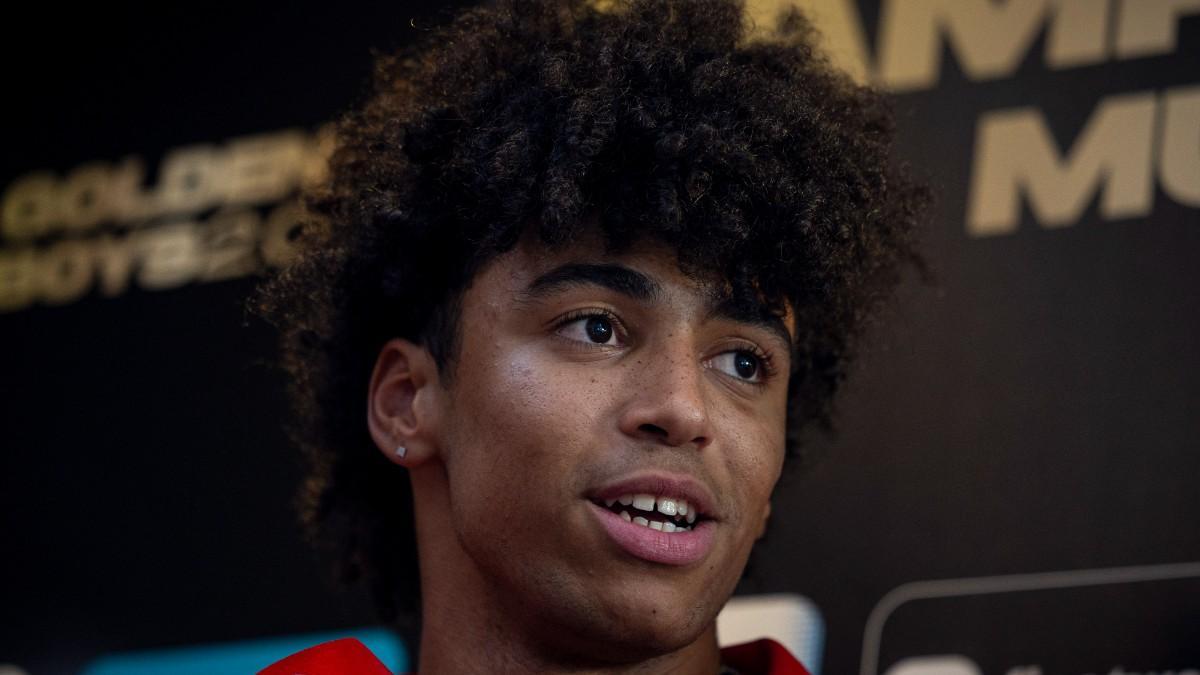 Izan Almansa ofrece declaraciones a su llegada a la celebración por la victoria de la selección masculina de baloncesto U19 en la Copa Mundial