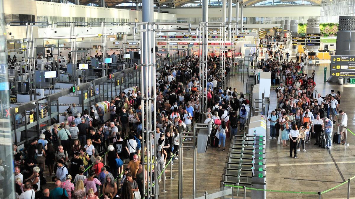 Turistas abarrotando el aeropuerto en una imagen reciente.