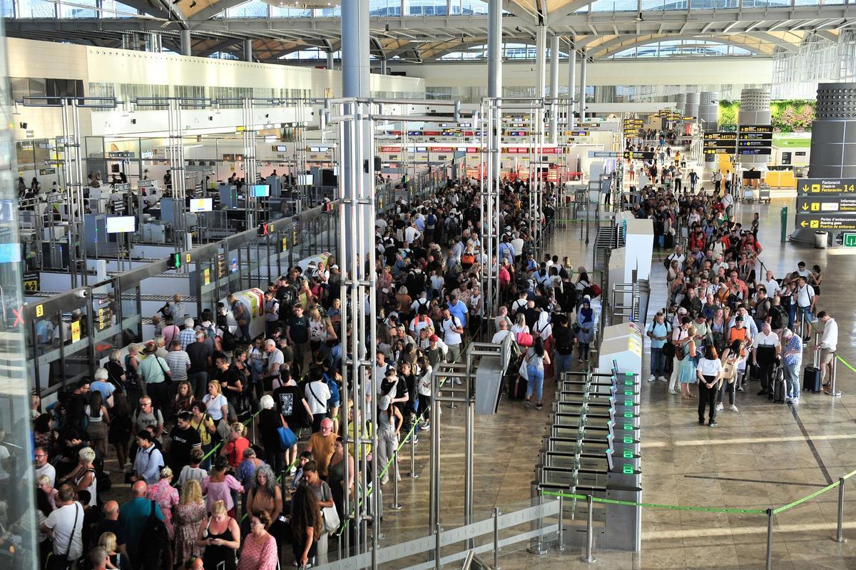 Turistas abarrotando el aeropuerto en una imagen reciente.