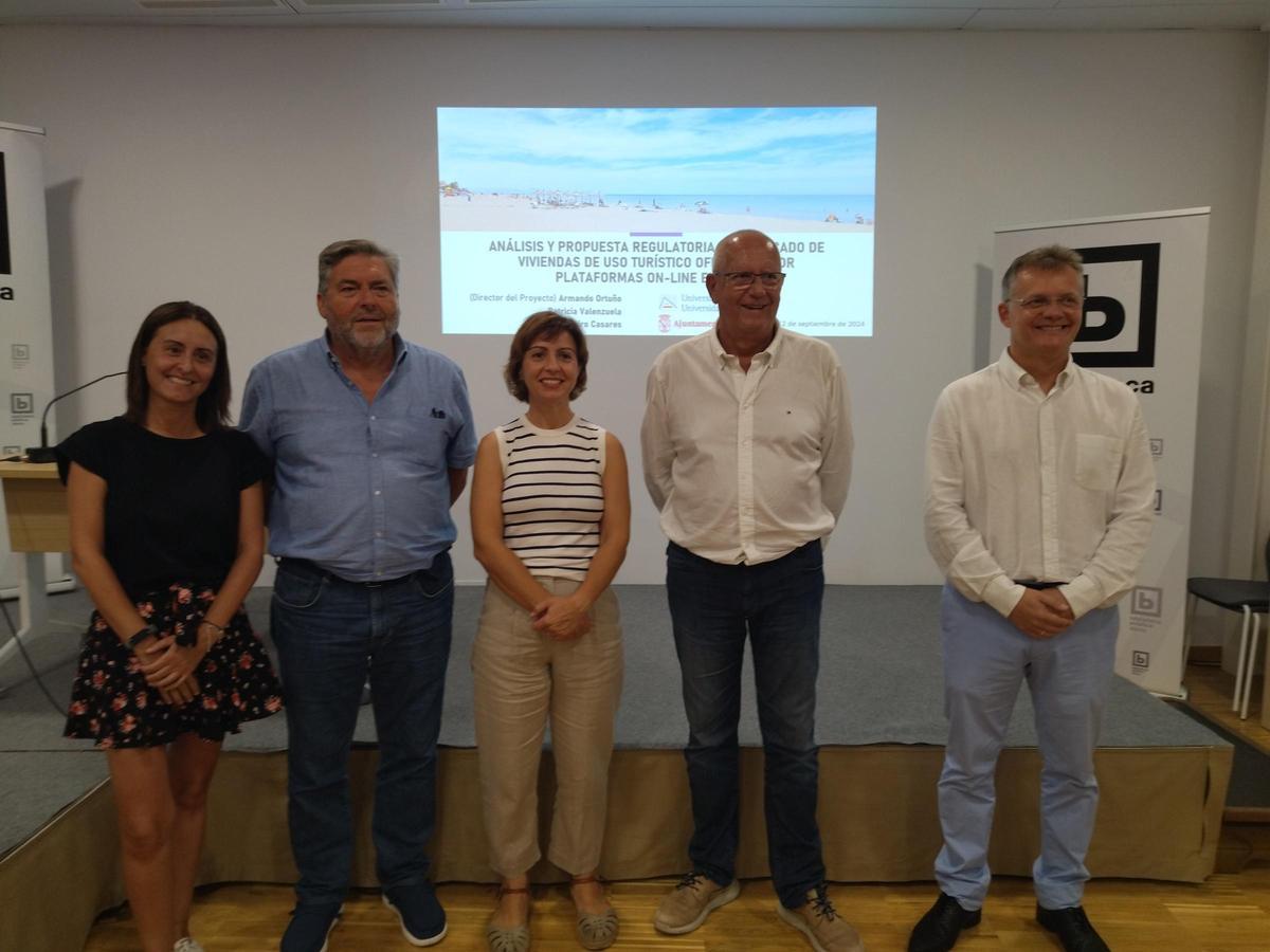 Los concejales María José García, Rafa Carrió y Maria Josep Ripoll, el alcalde y el coordinador del estudio, el profesor Armando Ortuño